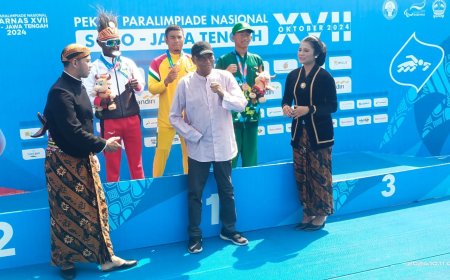 Berkaca-kaca Penuh Haru, Ketua NPCI Riau Saat Kalungkan Medali Emas ke Atlit Pararenang Zaki Zulkarnain