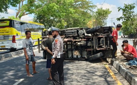 Hindari Kendaraan, Truk Bok AD 8985 EF Terguling 