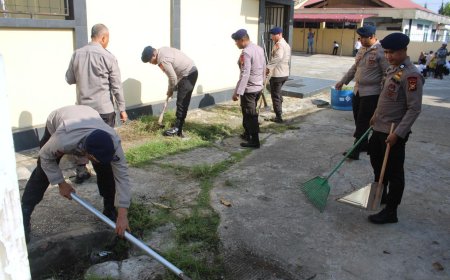 HUT Ke - 79, Satbrimob Polda Riau Laksanakan Bersih - bersih di Masjid dan Gereja