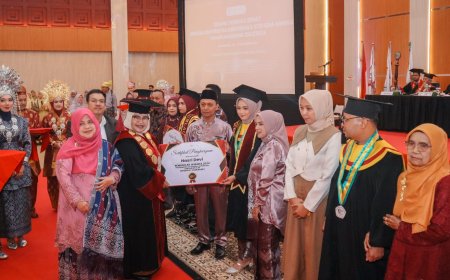 Universitas Abdurrab dan STEI Iqra Annisa Kukuhkan 577 Wisudawan