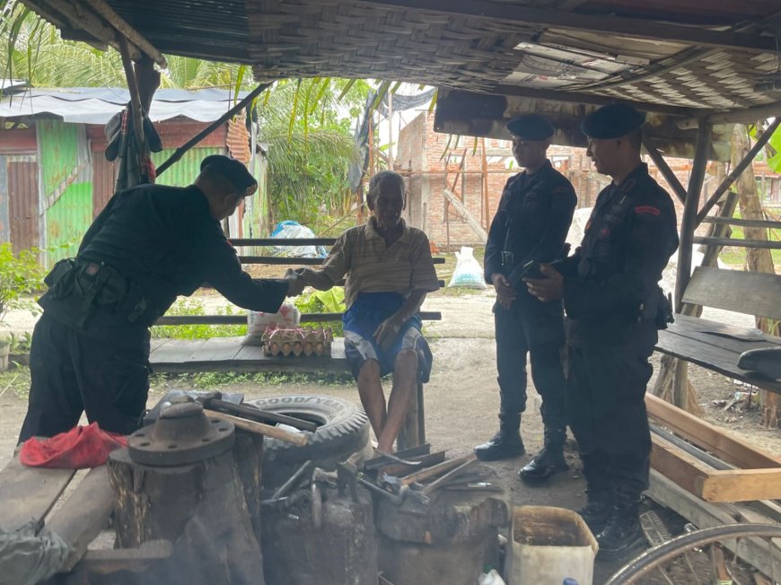 Anggota Batalyon B Satbrimob Polda Riau Berikan Bantuan dan Himbauan Cooling Sistem Pemilu Damai