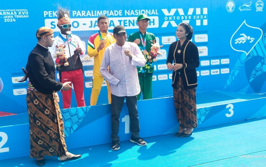 Berkaca-kaca Penuh Haru, Ketua NPCI Riau Saat Kalungkan Medali Emas ke Atlit Pararenang Zaki Zulkarnain