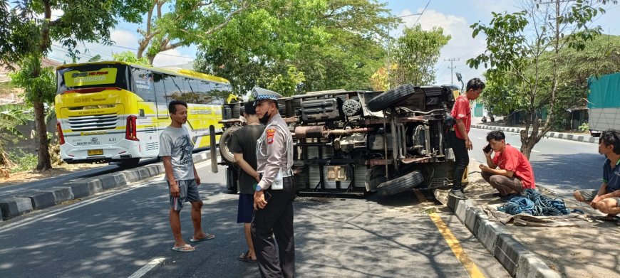 Hindari Kendaraan, Truk Bok AD 8985 EF Terguling 