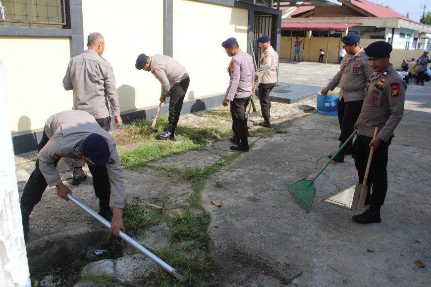 HUT Ke - 79, Satbrimob Polda Riau Laksanakan Bersih - bersih di Masjid dan Gereja