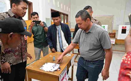 Cagubri Abdul Wahid Gunakan Hak Suaranya di TPS 15 Kel. Tangkerang Labuay