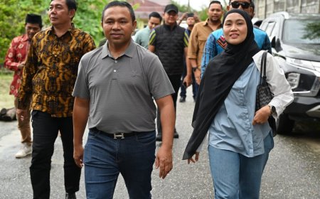 Meskipun Gerimis, Abdul Wahid Bawa Istri Jalan Kaki Menuju TPS