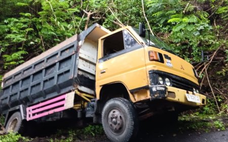 Truk Pengangkut Pasir Terguling di Tanjakan Kaliurang, Tidak Ada Korban Jiwa