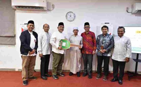 Ustadz Insan Kamil Da’i Desa Kabun Terima Sepeda Motor dari Program CWLD YBRKS