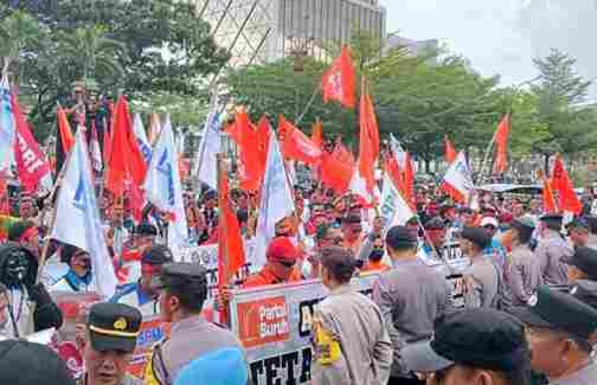 Sembilan Elemen Buruh Gelar Aksi di Kantor Gubernur Riau, Ini Tuntutannya
