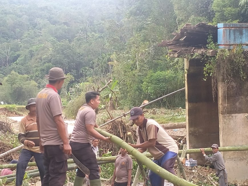 Polres Payakumbuh Terjunkan Personel Bangun Jembatan Darurat Pasca Banjir di Nagari Pauh Sangik