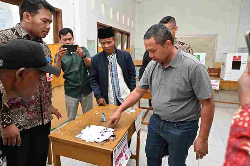 Cagubri Abdul Wahid Gunakan Hak Suaranya di TPS 15 Kel. Tangkerang Labuay