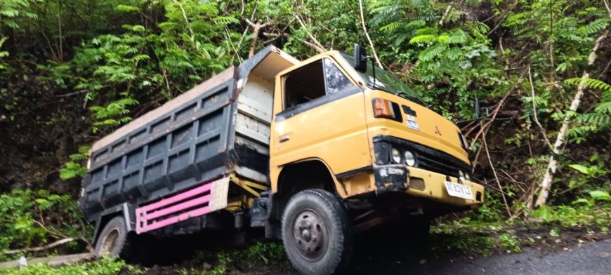 Truk Pengangkut Pasir Terguling di Tanjakan Kaliurang, Tidak Ada Korban Jiwa