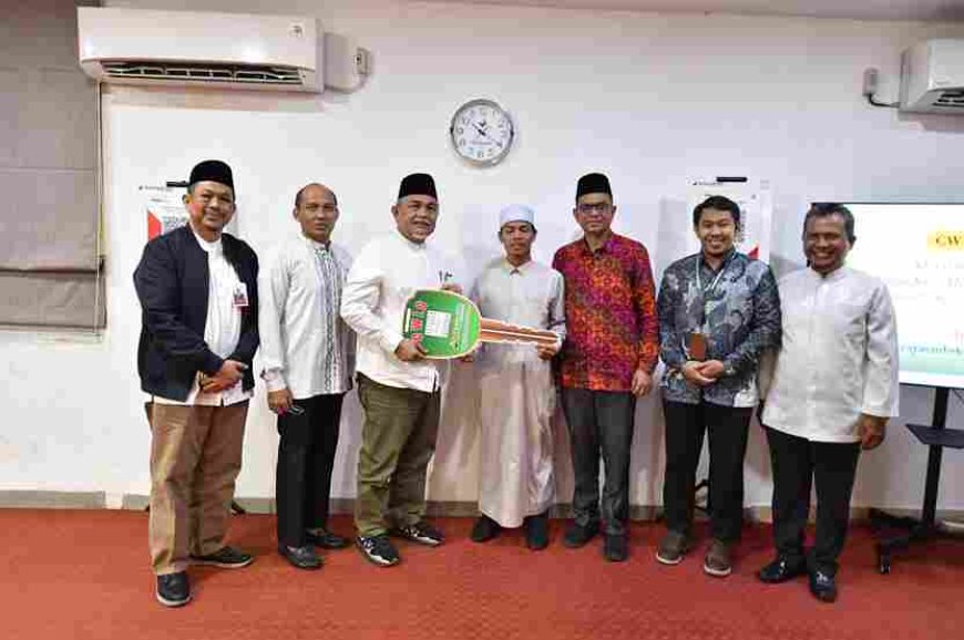 Ustadz Insan Kamil Da’i Desa Kabun Terima Sepeda Motor dari Program CWLD YBRKS