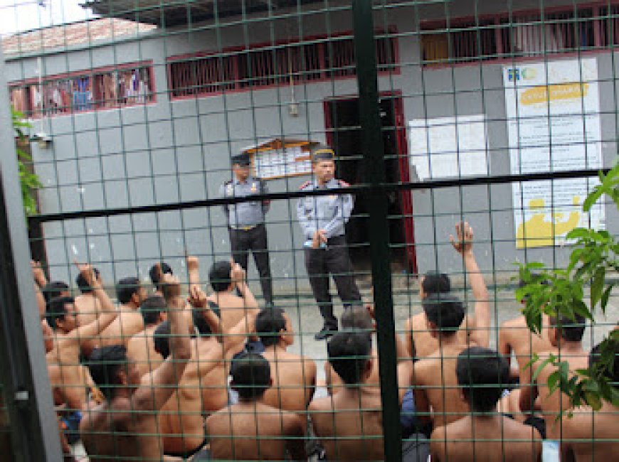 Petugas Rutan Rengat Bersama APH Geledah Kamar dan Tes Urine Warga Binaan