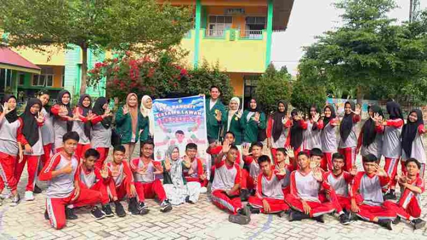 mahasiswa Fakultas MIPA dan Kesehatan Universitas Muhammadiyah Riau (UMRI)     Edukasi Bahaya Korupsi di SMP Negeri 40 Pekanbaru