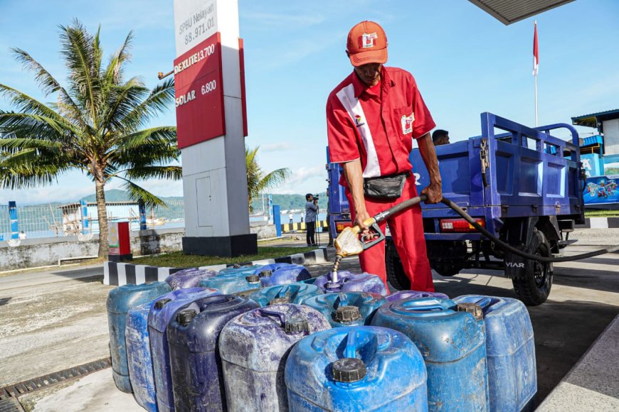 Menteri ESDM Tinjau SPBU Nelayan di Maluku 