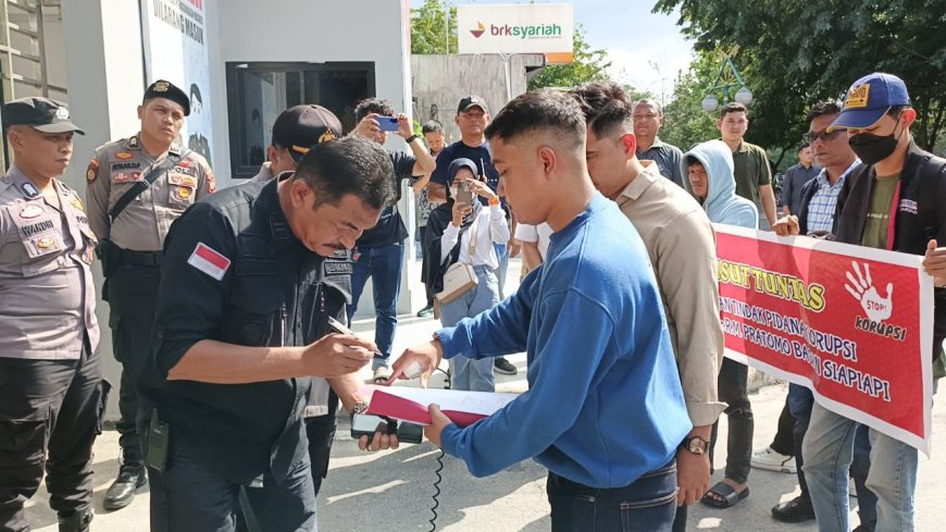 Jaringan Mahasiswa Anti Korupsi Gelar Unjuk Rasa di Depan Kejati Riau: Usut Dugaan Korupsi di RSUD dr. R.M. Pratomo