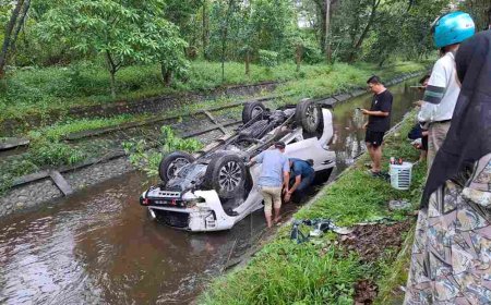Mobil Pajero Sport Terabas Kanal Parit di Jalan Parit Indah