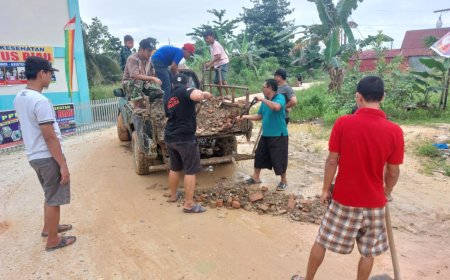 Warga dan Lurah Sialang Rampai Gotong-Royong Perbaiki Jalan Rusak