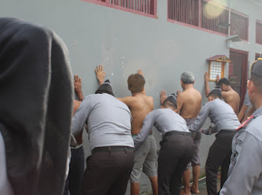 Rutan Rengat Bersama Polsek Rengat Barat Gelar Penggeledahan dan Tes Urine untuk Cegah Narkoba di Lapas
