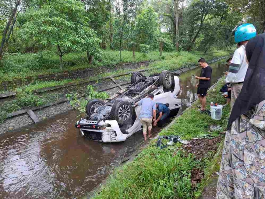Mobil Pajero Sport Terabas Kanal Parit di Jalan Parit Indah