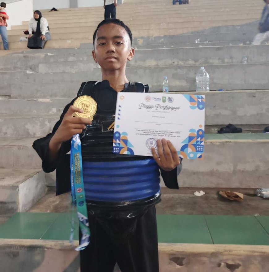 Habieyan Azka santri Ponpes Tahfidzul Qur'an Darul Zakir Alwi Dolok Masihul Raih Medali Emas di Kejuaraan Pencak Silat Riau Open 2025