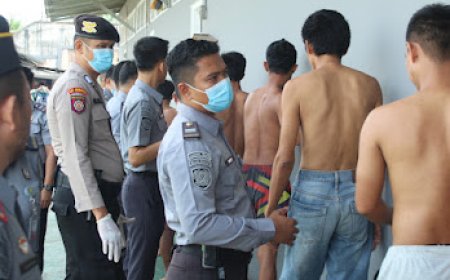 Bersama APH Rutan Rengat Kembali Gelar Penggeledahan Kamar dan Tes Urine Warga Binaan
