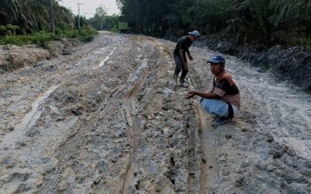Warga Desa Bangun Sari dan Mentulik Galang Donasi Perbaiki Jalan Rusak