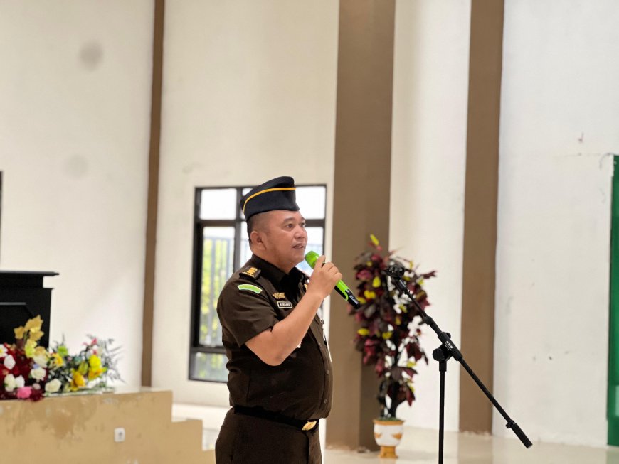 Plt. Kajari Seram Bagian Barat Pimpin Apel Senin Pagi, Tekankan Kedisiplinan dan Integritas