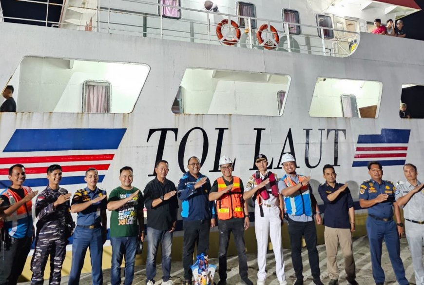 Jasa Raharja dan GM Pelindo Tembilahan Sambut Kedatangan Kapal Perintis KM Sabuk Nusantara 110 