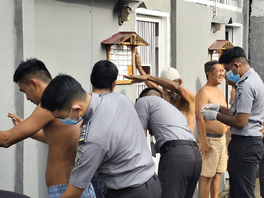 Tindak Lanjuti Arahan Kakanwil Ditjenpas Riau, Rutan Rengat Gelar Razia Kamar Hunian Warga Binaan