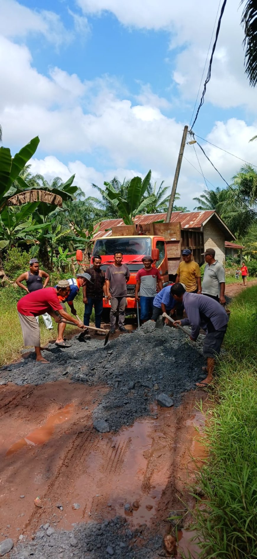 PT Perkebunan DLI (Daya Labuhan Indah) Peduli, Turunkan Batu Petrun untuk Perbaikan Jalan di Dusun Wonosari, Labuhanbatu