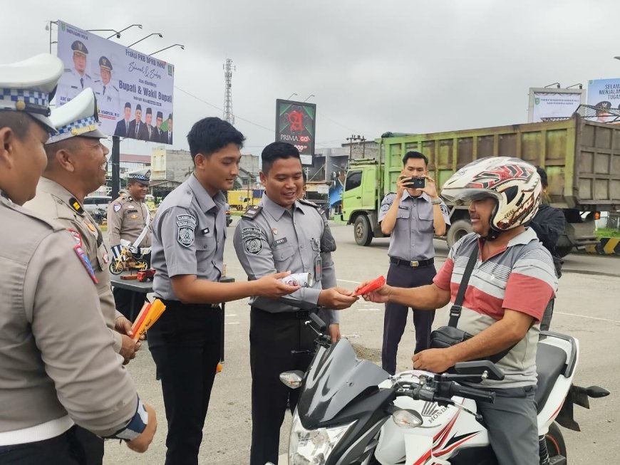 Unit Lantas Polsek Rengat Barat Apresiasi Pengendara Tertib Lalu Lintas dengan Karya Warga Binaan Rutan Rengat