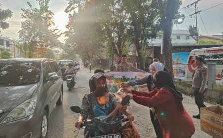 Polsek Payung Sekaki dan Rumah JB Berbagi 100 paket Takjil, Perkuat Silaturahmi di Bulan Ramadan