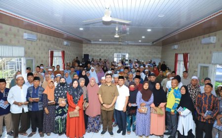 Bupati Labura Serahkan Tali Asih untuk Bilal Mayit, Nazir Masjid, dan Guru Maghrib Mengaji di Kualuh Selatan