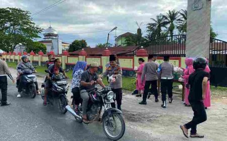 Polsek Kualuh Hulu Berbagi Takjil, Pererat Silaturahmi dengan Masyarakat