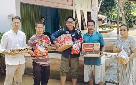 Mahasiswa UNRI Salurkan Bantuan kepada Korban Banjir di Desa Lubuk Siam