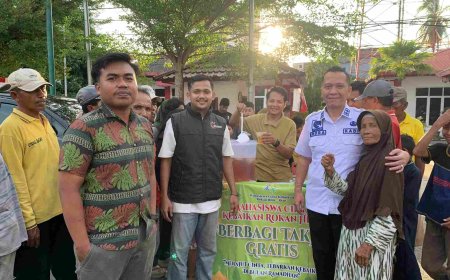 Komunitas Mahasiswa Cinta Kebaikan Bagikan Takjil Gratis di Bagansiapiapi, Kadis Kominfotiks Turut Serta Berpartisipasi