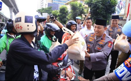 Kapolri Gelar Aksi Sosial, Bagikan 1.000 Takjil untuk Masyarakat di Jakarta Selatan