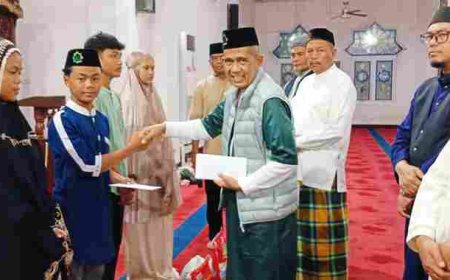Masjid Paripurna Raudhatus Salihin Bagikan Paket Sembako untuk Anak Yatim