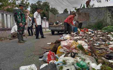 Camat Kulim Bersama TNI-Polri Bersihkan Tumpukan Sampah dan Tutup TPS Ilegal