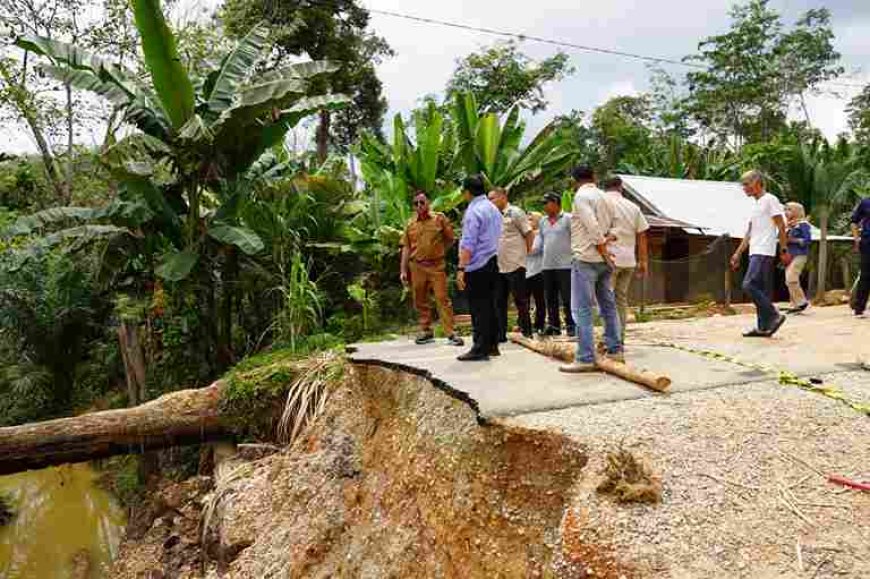 Bupati Kuansing Tinjau Pembangunan Jembatan Darurat di Sigaruntang, Pastikan Akses Jalan Kembali Normal