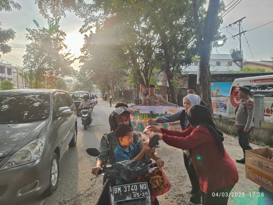 Polsek Payung Sekaki dan Rumah JB Berbagi 100 paket Takjil, Perkuat Silaturahmi di Bulan Ramadan