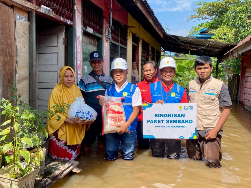PLN Pekanbaru melalui Yayasan Baitul Maal (YBM) Salurkan Bantuan untuk Korban Banjir di Kelurahan Sri Meranti