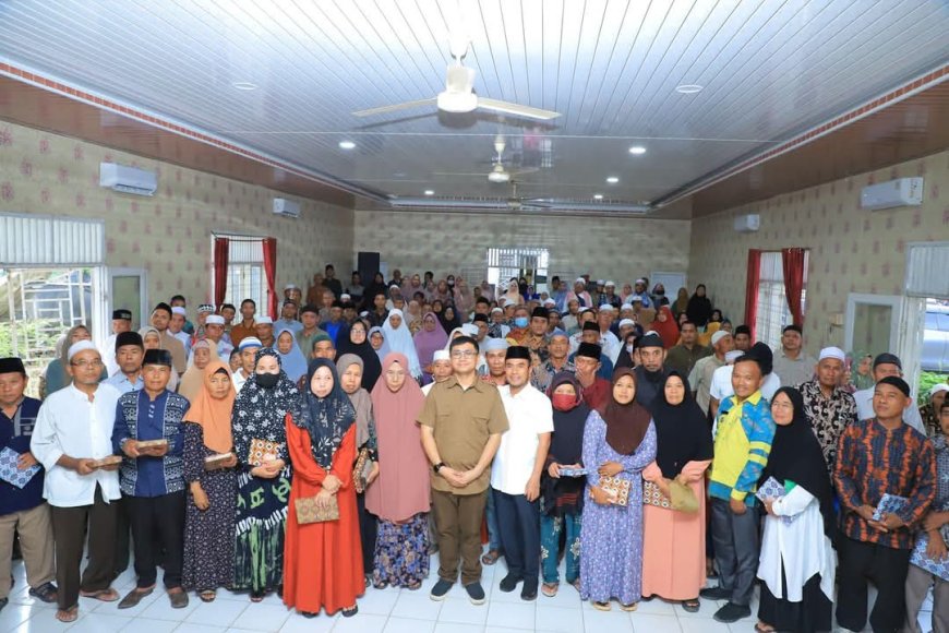 Bupati Labura Serahkan Tali Asih untuk Bilal Mayit, Nazir Masjid, dan Guru Maghrib Mengaji di Kualuh Selatan