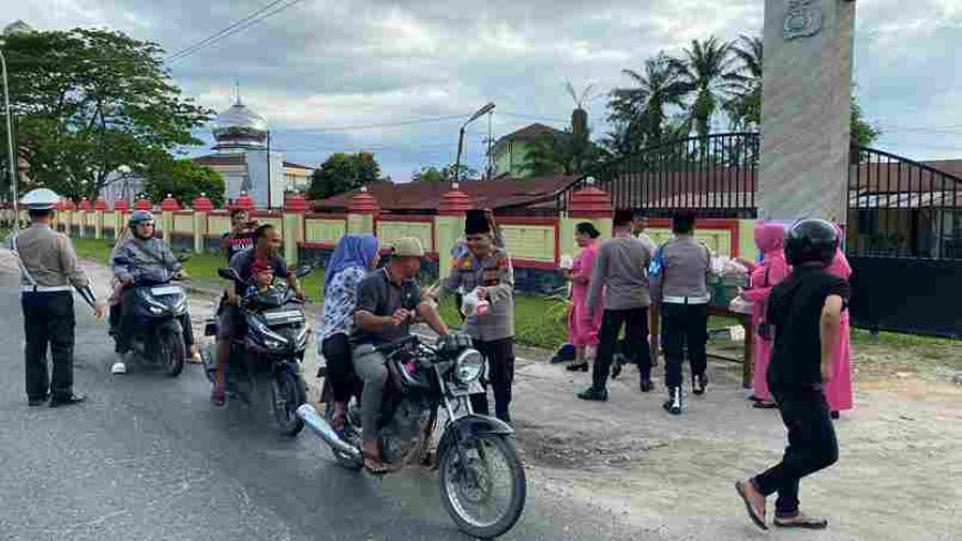 Polsek Kualuh Hulu Berbagi Takjil, Pererat Silaturahmi dengan Masyarakat
