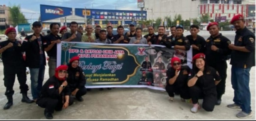 DPC GRIB JAYA Kota Pekanbaru Bagikan Ratusan Takjil untuk Masyarakat di Bulan Ramadhan