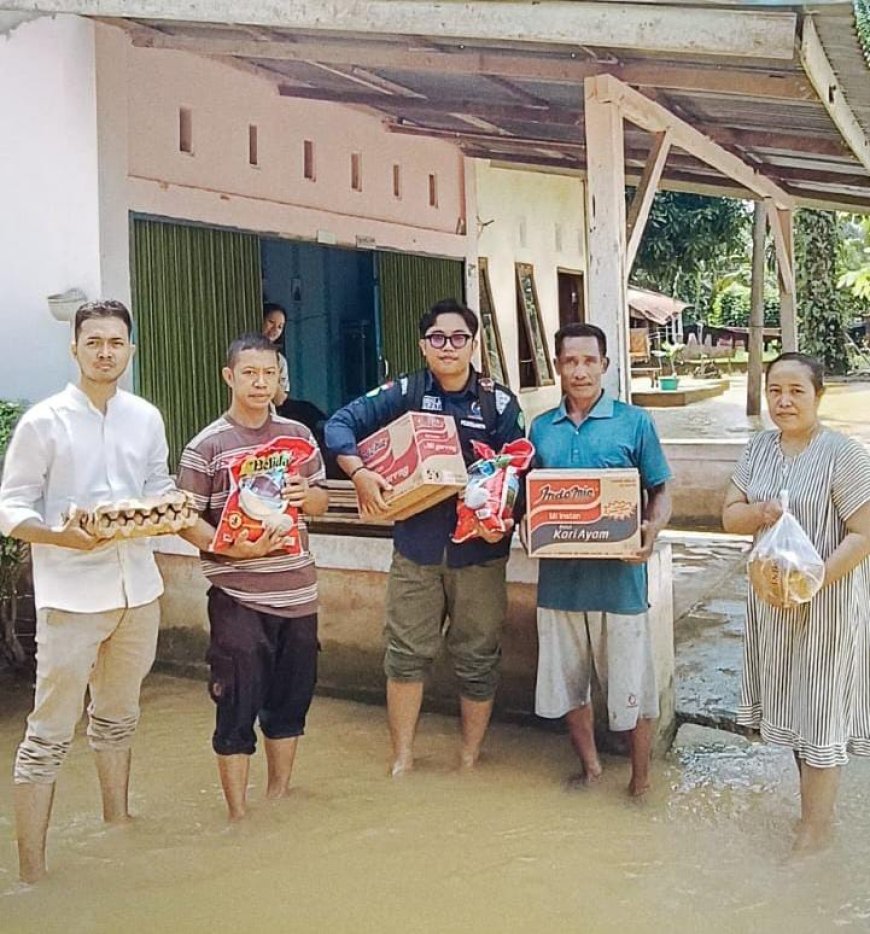 Mahasiswa UNRI Salurkan Bantuan kepada Korban Banjir di Desa Lubuk Siam