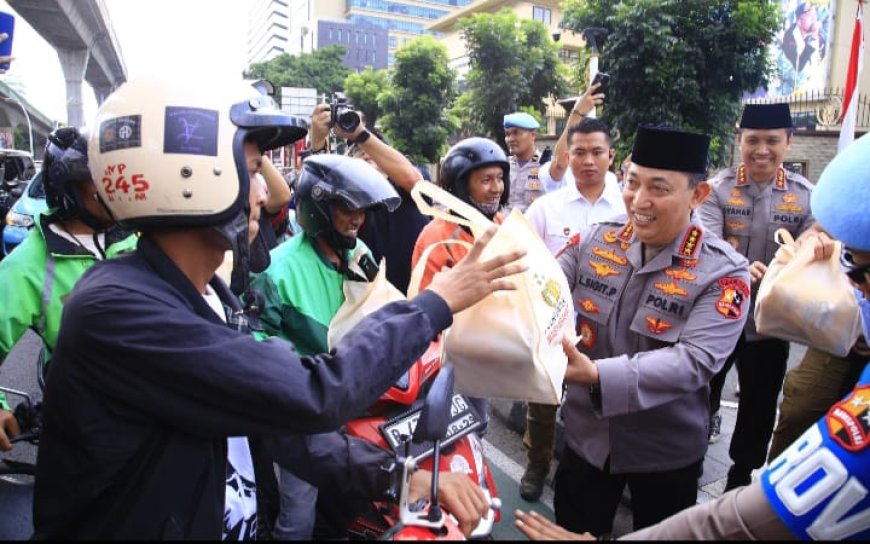 Kapolri Gelar Aksi Sosial, Bagikan 1.000 Takjil untuk Masyarakat di Jakarta Selatan
