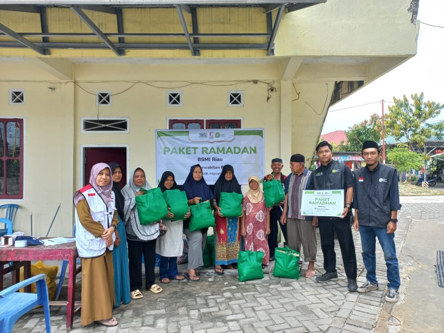 Banjir Belum Surut di Tegal Sari, BSMI dan IZI Riau Salurkan Bantuan untuk Penyintas